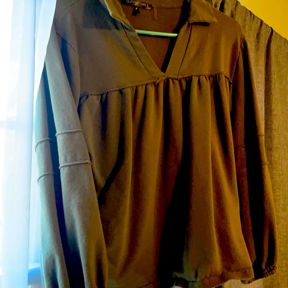 Super cute boutique brand top! Long sleeves featuring collared v-neckline!